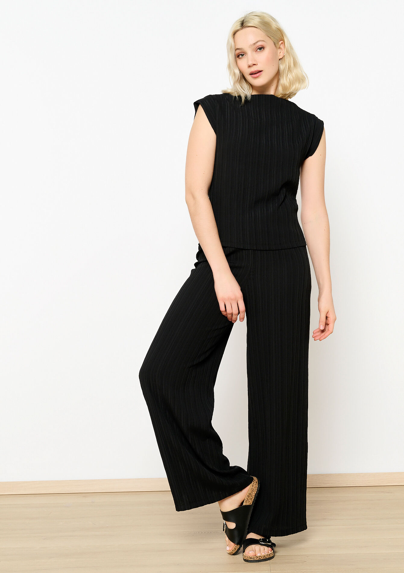 Mouwloze top met pliss&eacute;