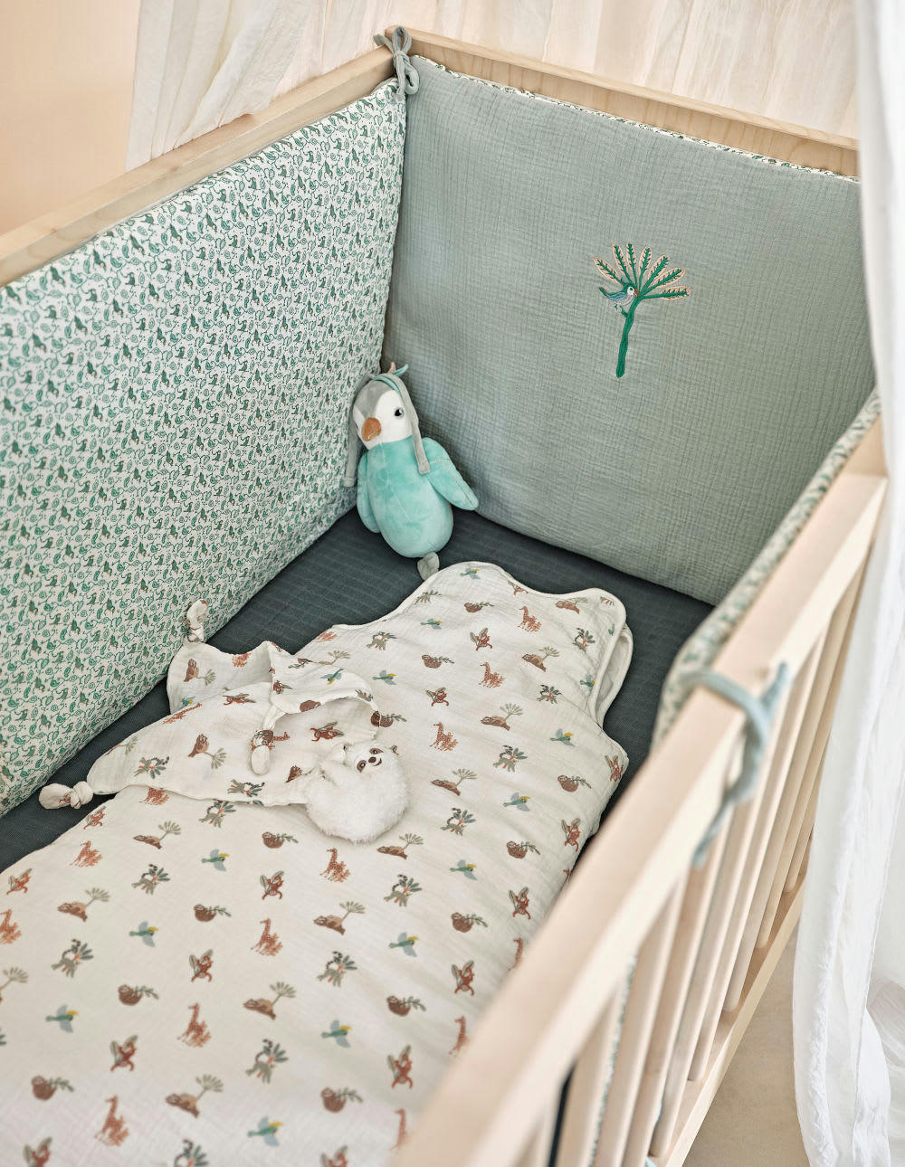 - Oiseau musical bleu vert, vert, corail et noir