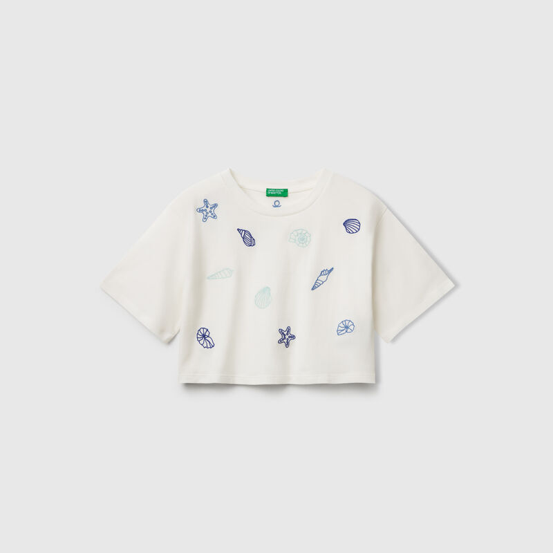 White t-shirt with shell embroidery