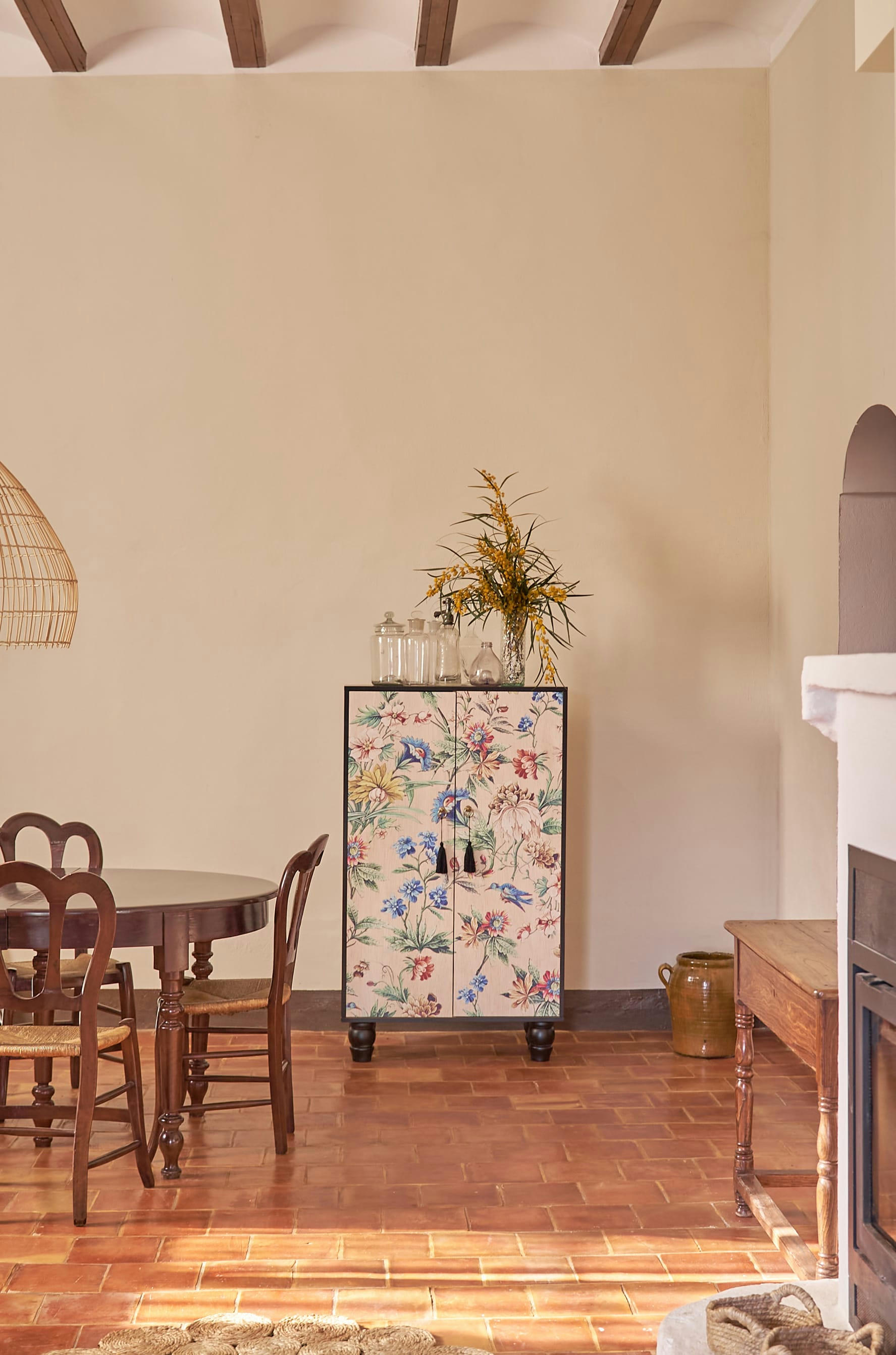 AMAZONIA - Buffet armoire en pin massif imprimé floral sur fond noir.