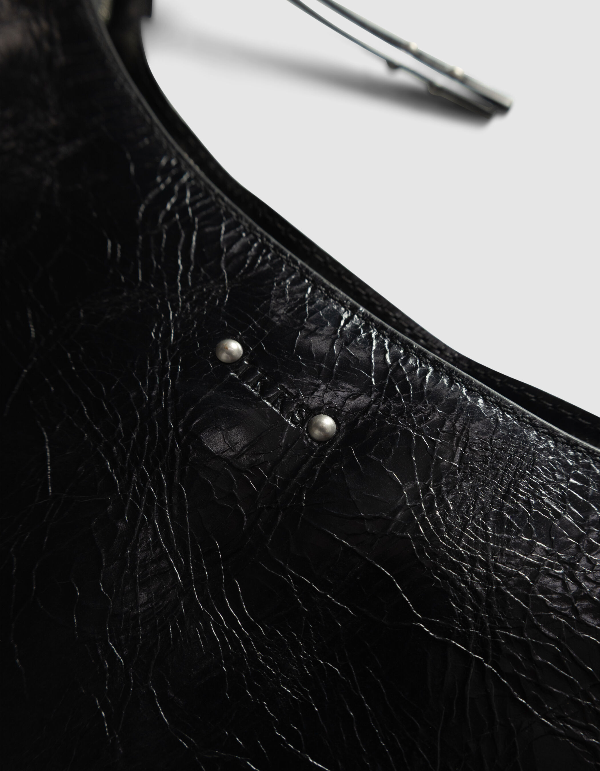 Sac demi-lune noir cuir glacé Allane Femme