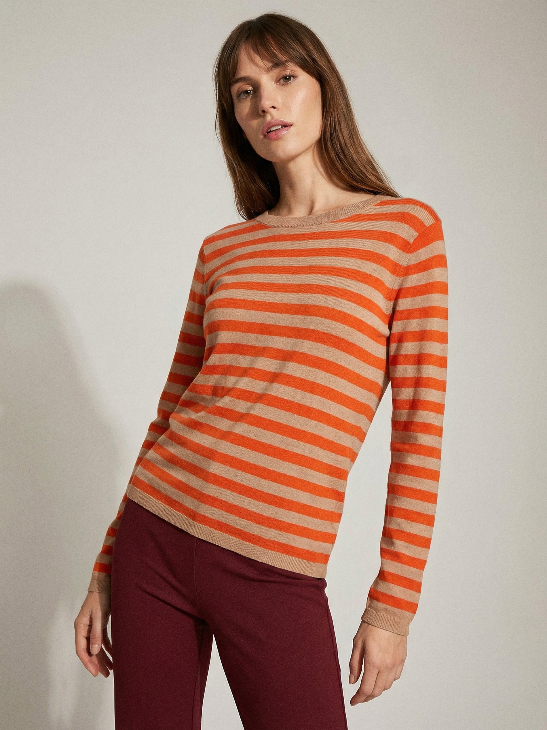 Wiskozowy sweter w paski