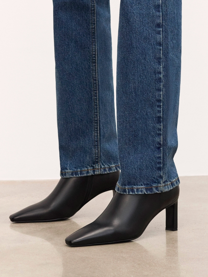 Leather boots with extended nose