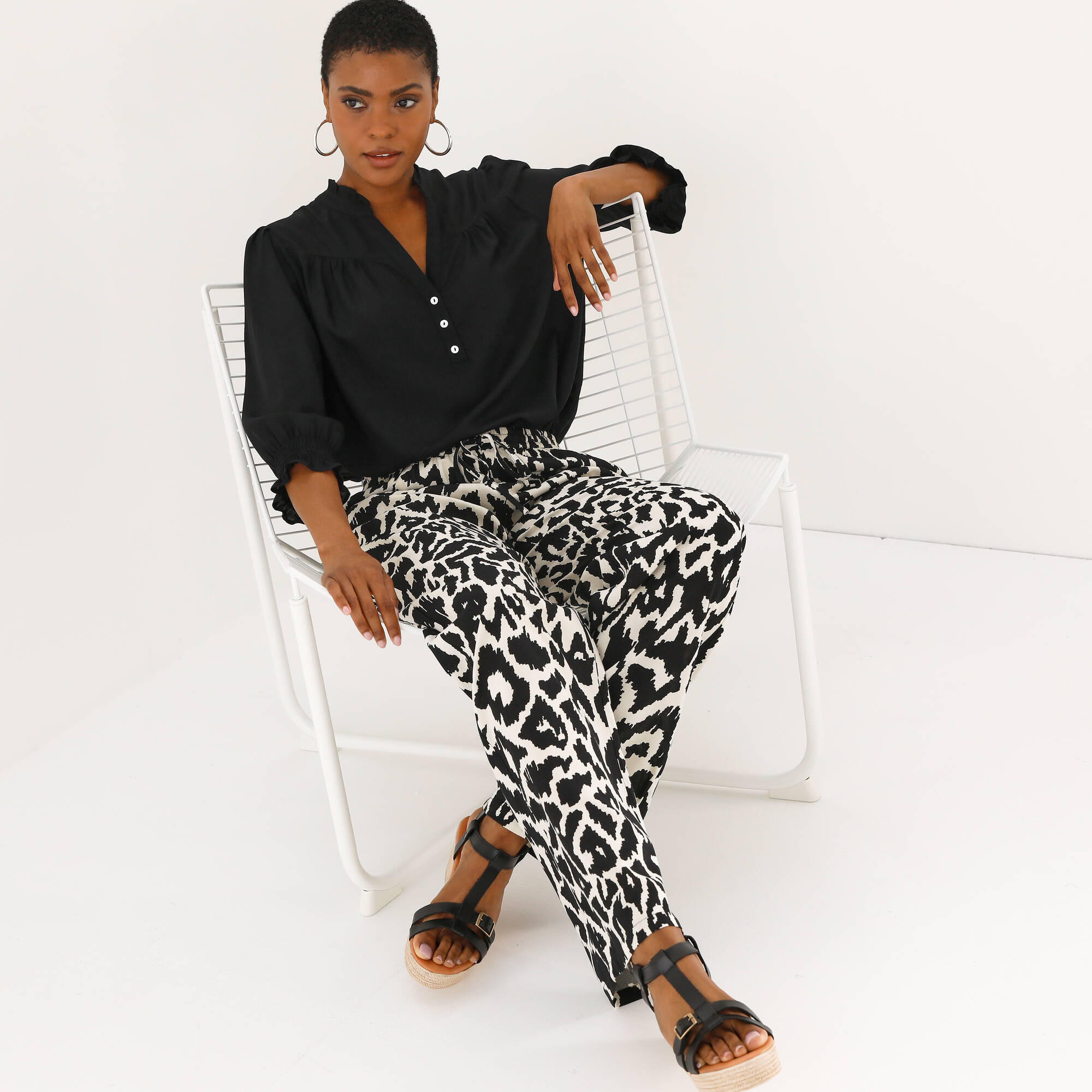Blouse unie col tunisien, manches coudes smockées