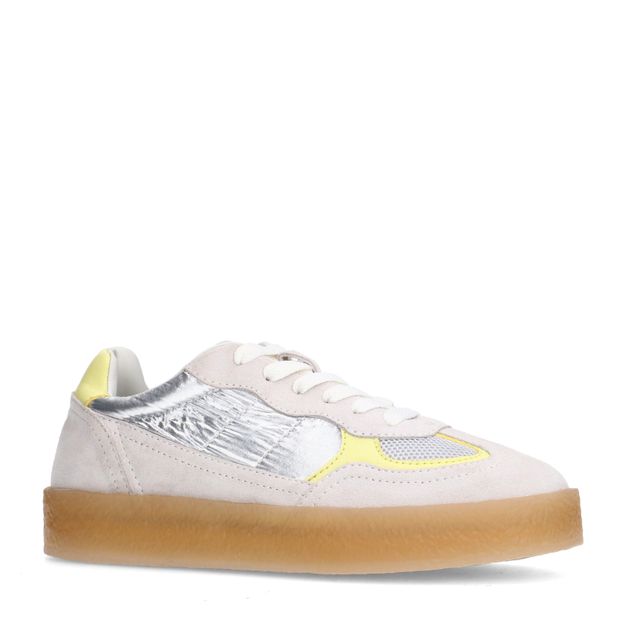 Zilveren suède sneakers met gele details