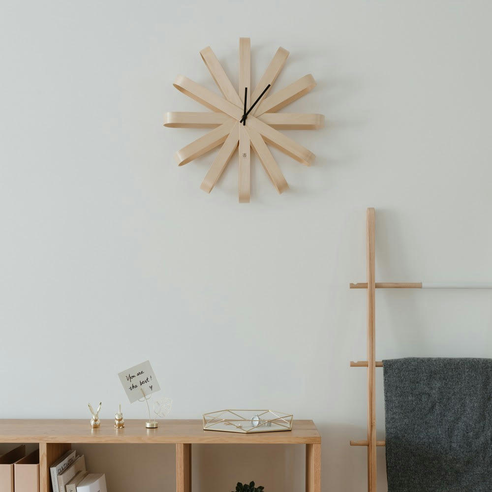 RIBBON - Horloge ribbonwood bois beige