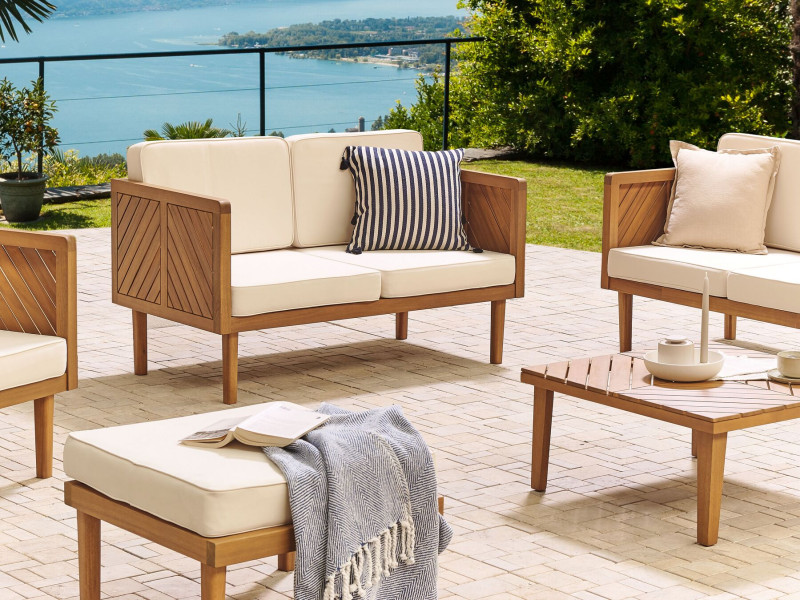 Sofa dwuosobowa drewniana jasna z poduszkami