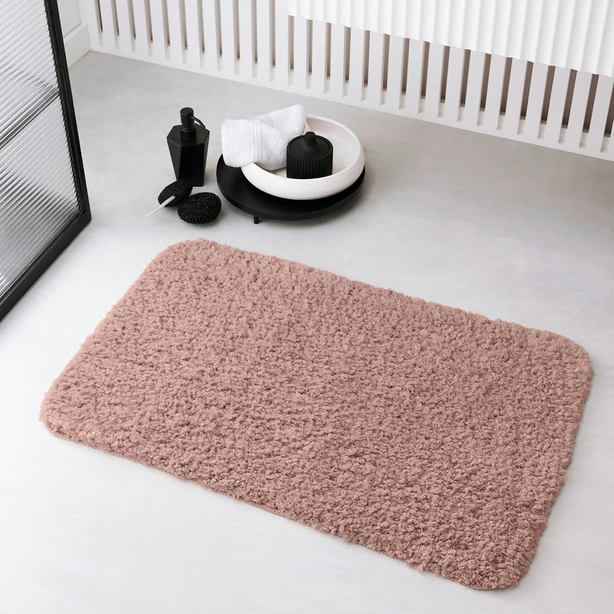 ESSENTIAL - Tapis de bain tufté uni en Polyester Rose 50x80 cm