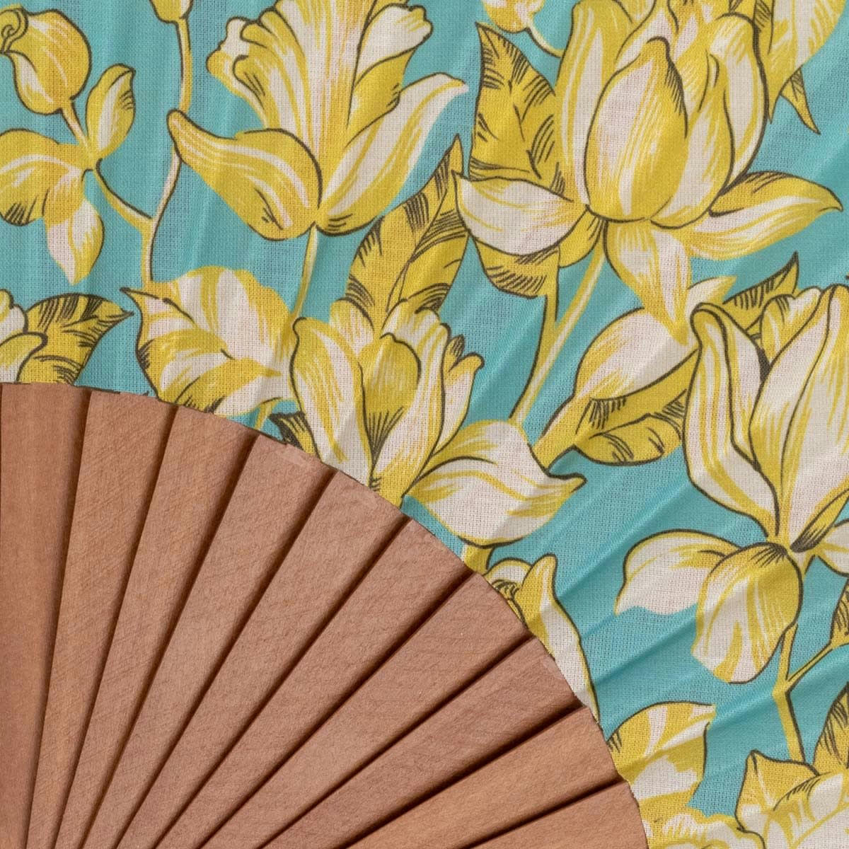 - Éventail en bois de merisier et coton motif fleuri turquoise