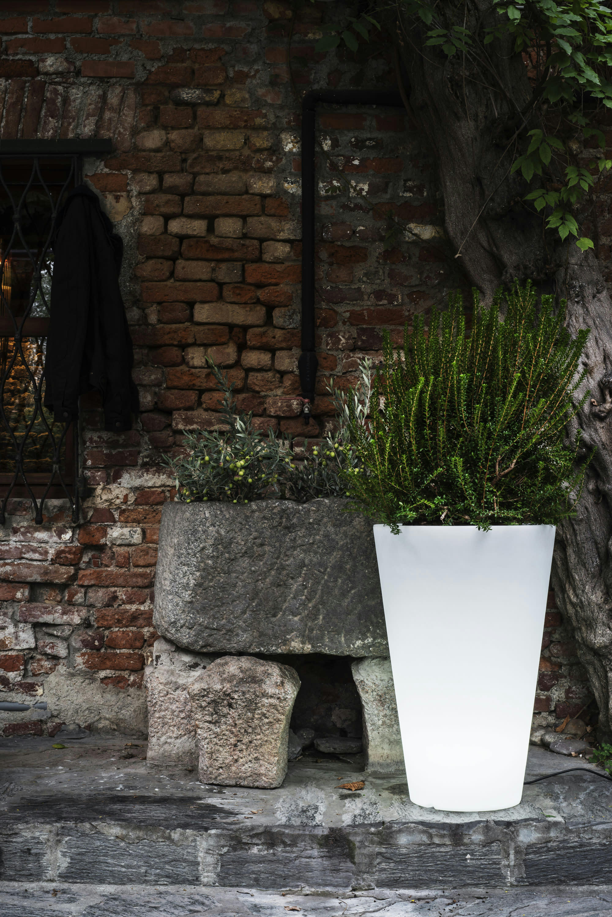 LISCIO SIENA - Pot à fleur éclairé en résine recyclable neutre D67cm