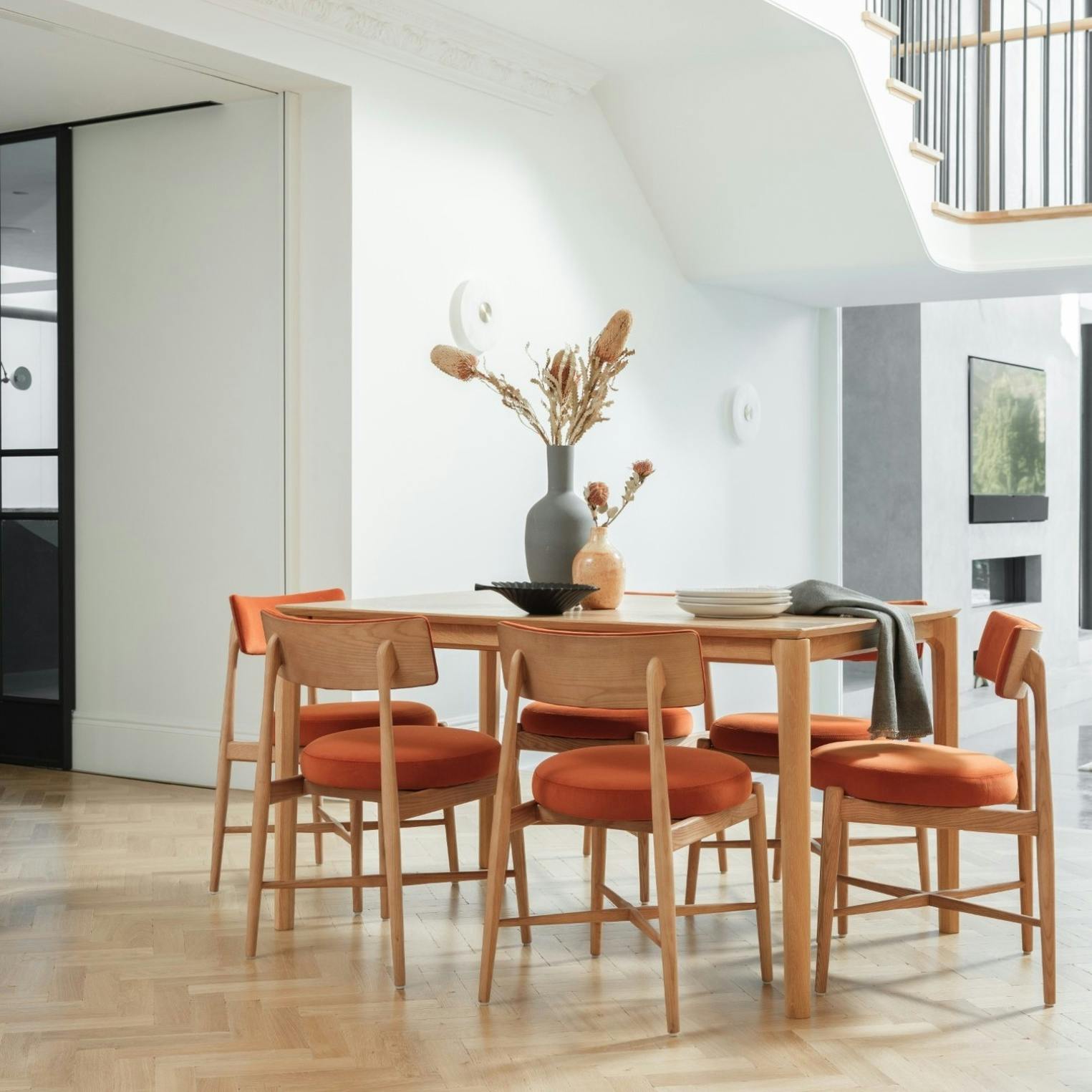 Table à manger moderne en chêne clair avec rallonge intégrée 135-190 cm DERBY