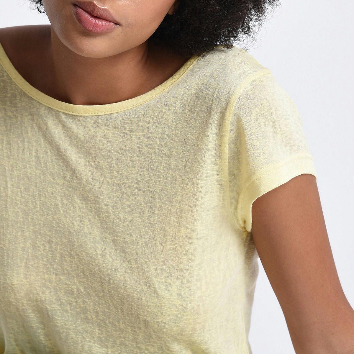 T-shirt manches courtes, décoleté V dos