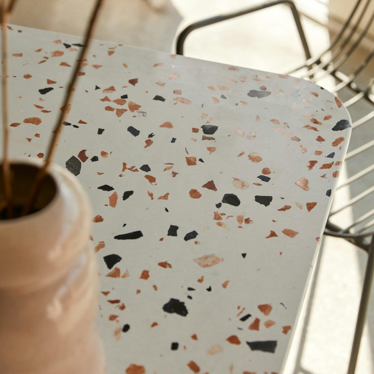 ELIO - Table rectangulaire en terrazzo premium et métal brown 4-6 pers.
