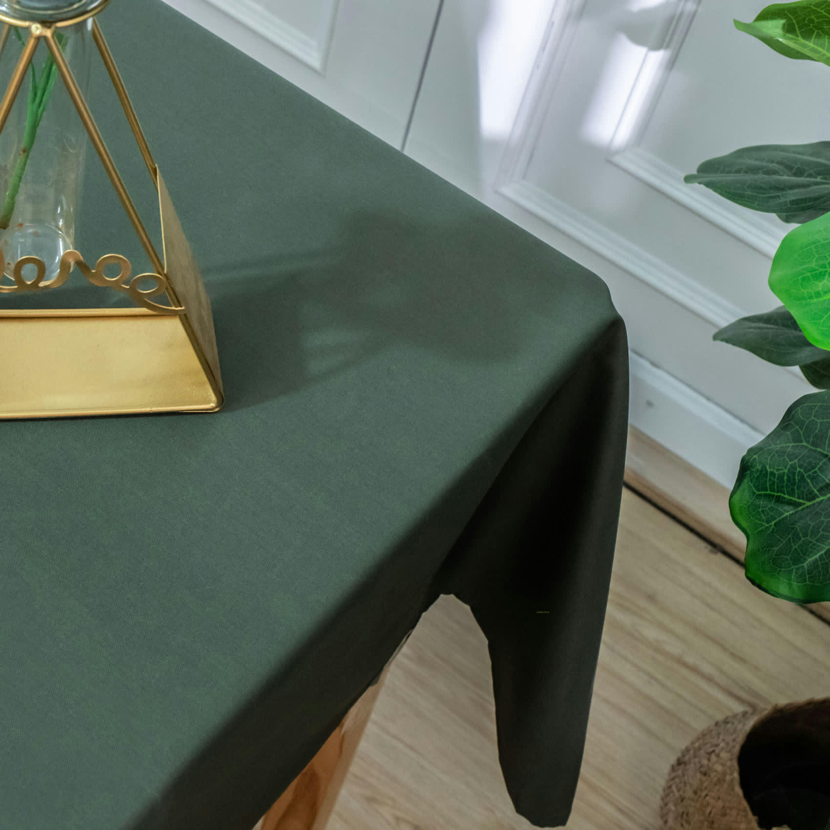 - Nappe carrée et enduite antitache polyester vert olive 180x180 cm