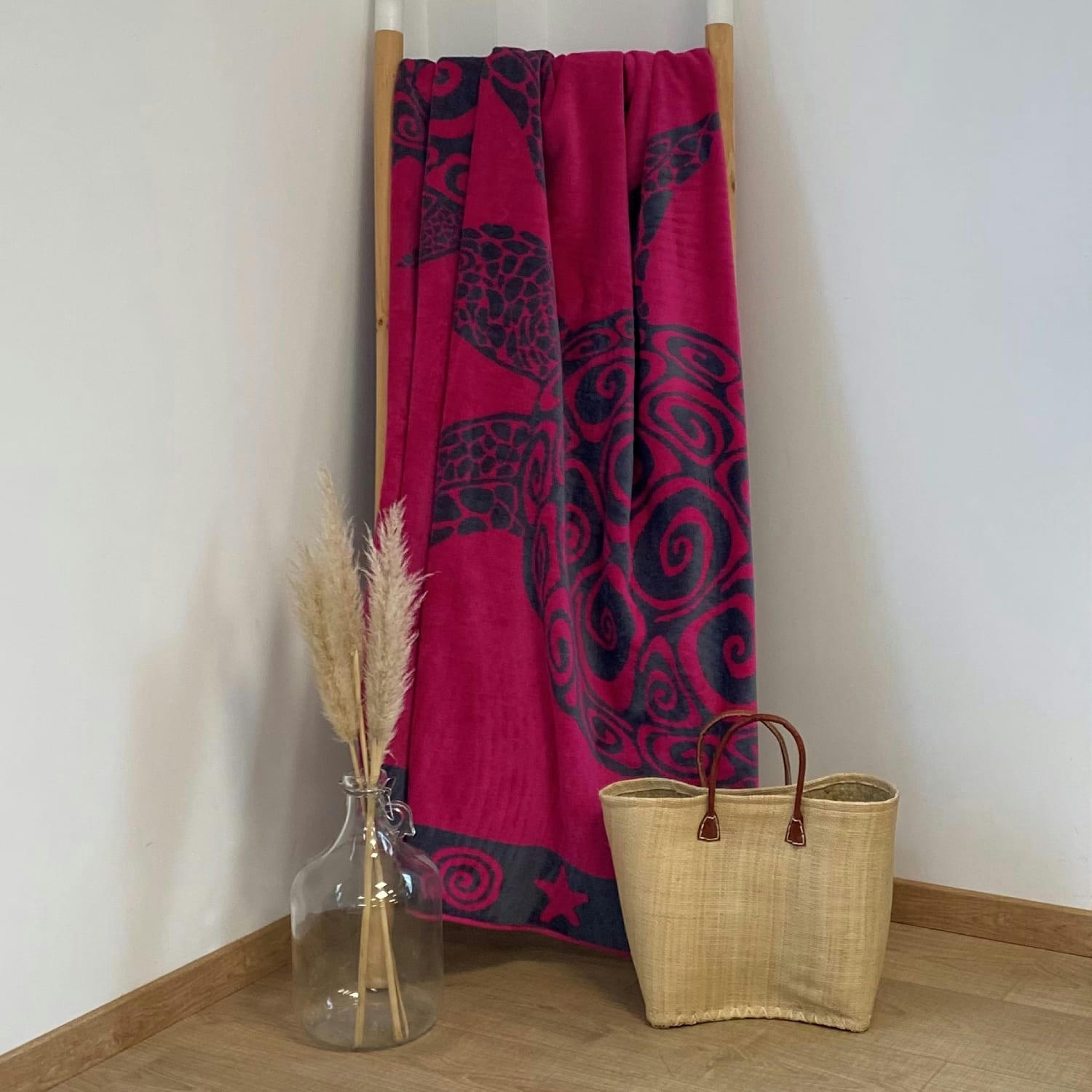 PLAGE - Serviette de plage éponge velours Jacquard fuchsia Turtles 140x180