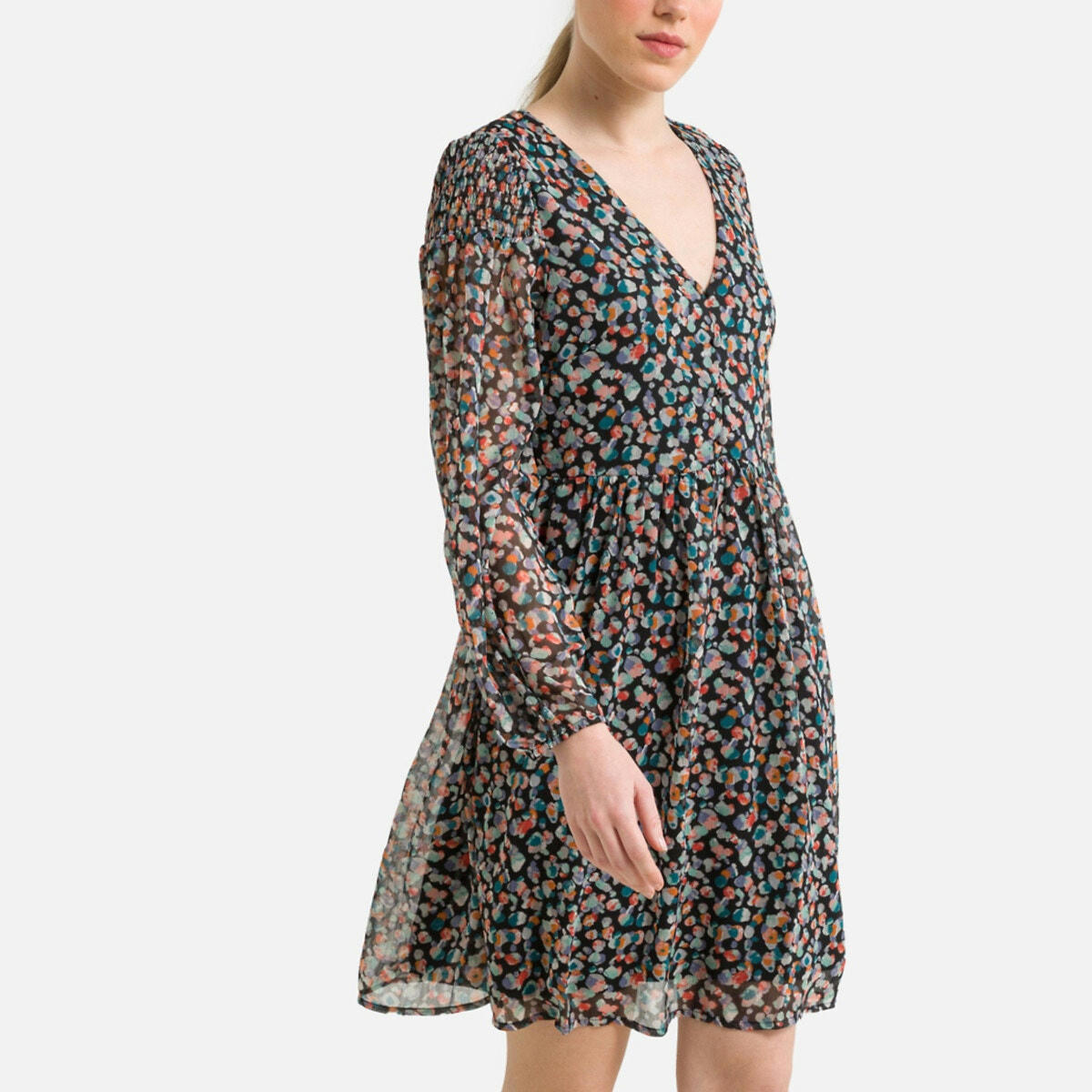 Robe courte, col v, manches longues