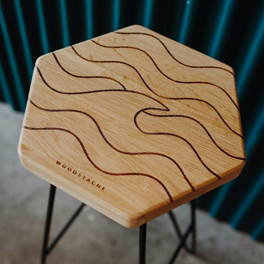 WAVE - Tabouret bar en chêne massif gravure Wave H65 cm