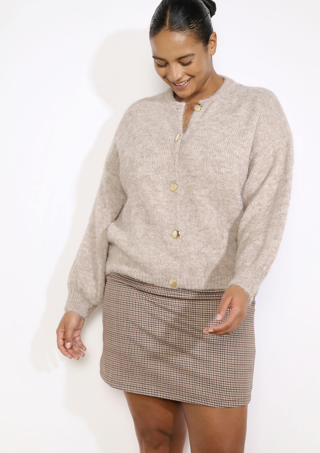 Fijngebreide cardigan met knopen