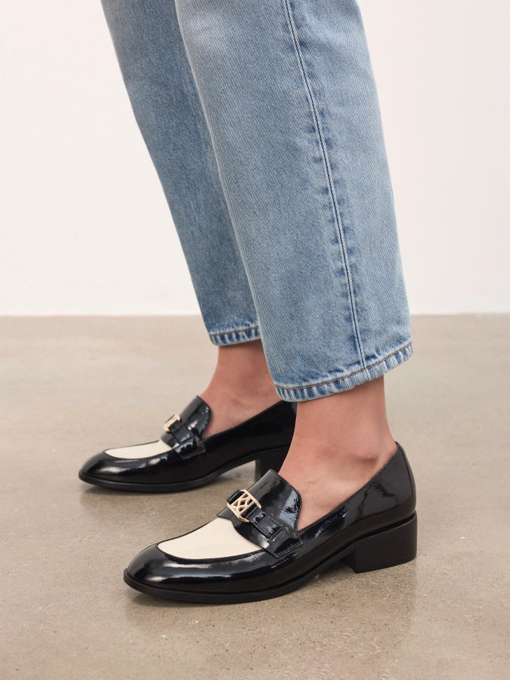 Two-tone patent leather flat shoes