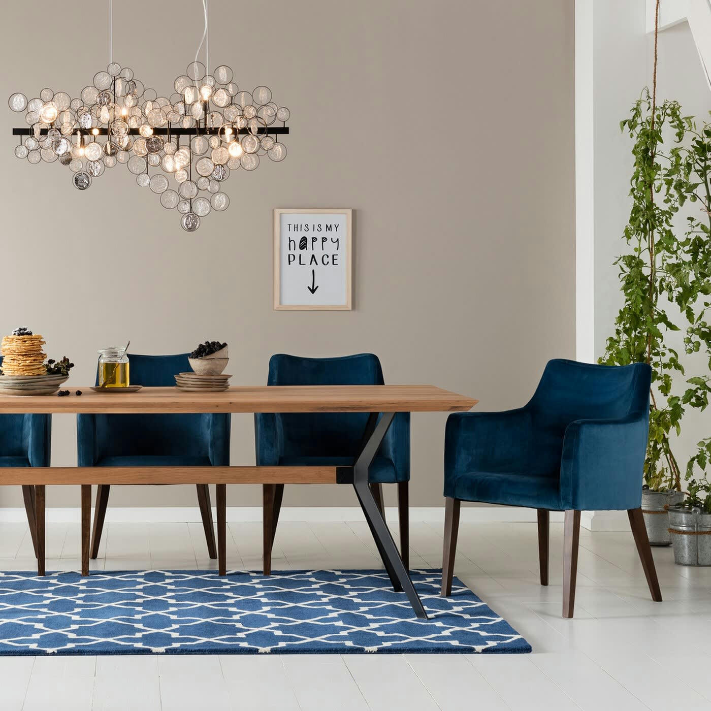 MODE - Chaise avec accoudoirs en velours bleu pétrole et hêtre laqué