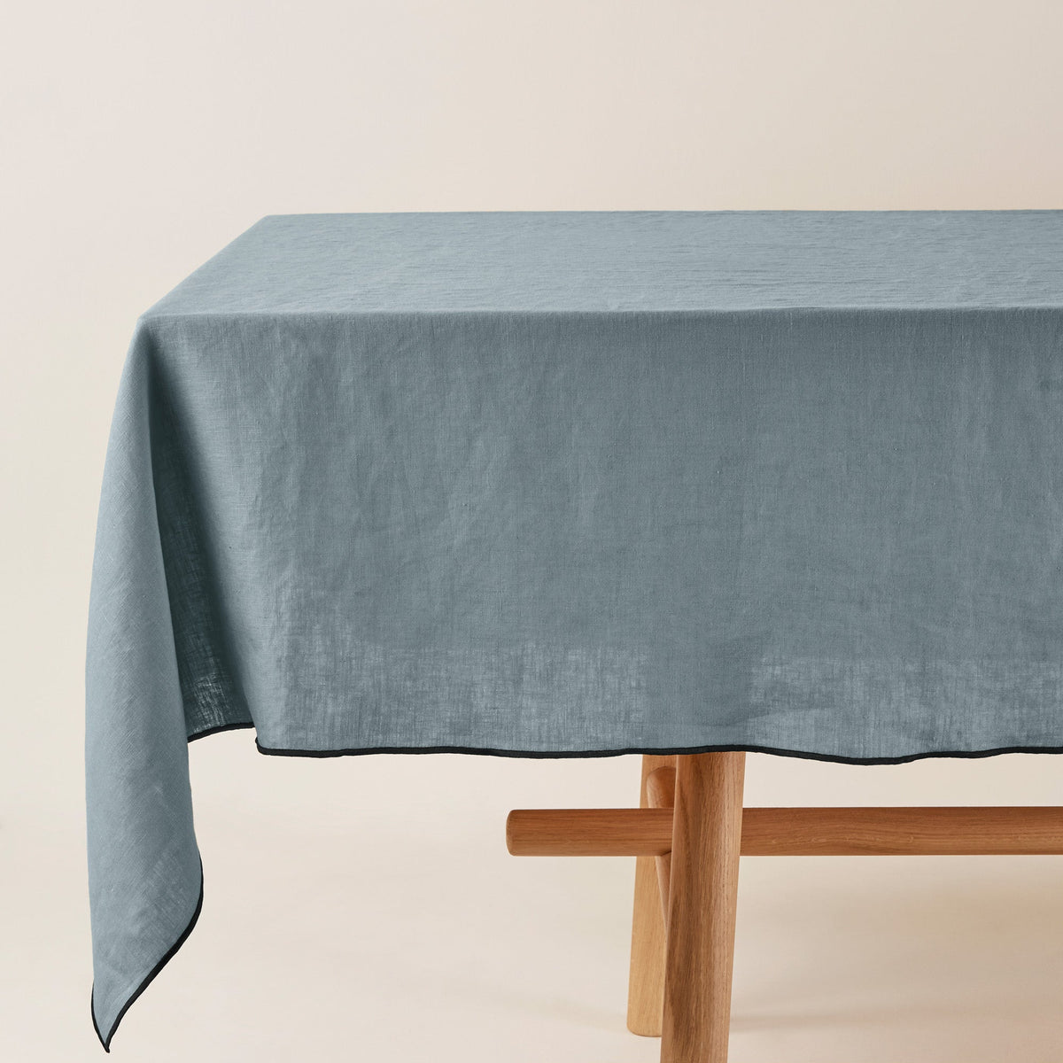 Madura Rechthoekig tafelkleed Carlina groen van grijze en zwarte hommel 170x250 cm