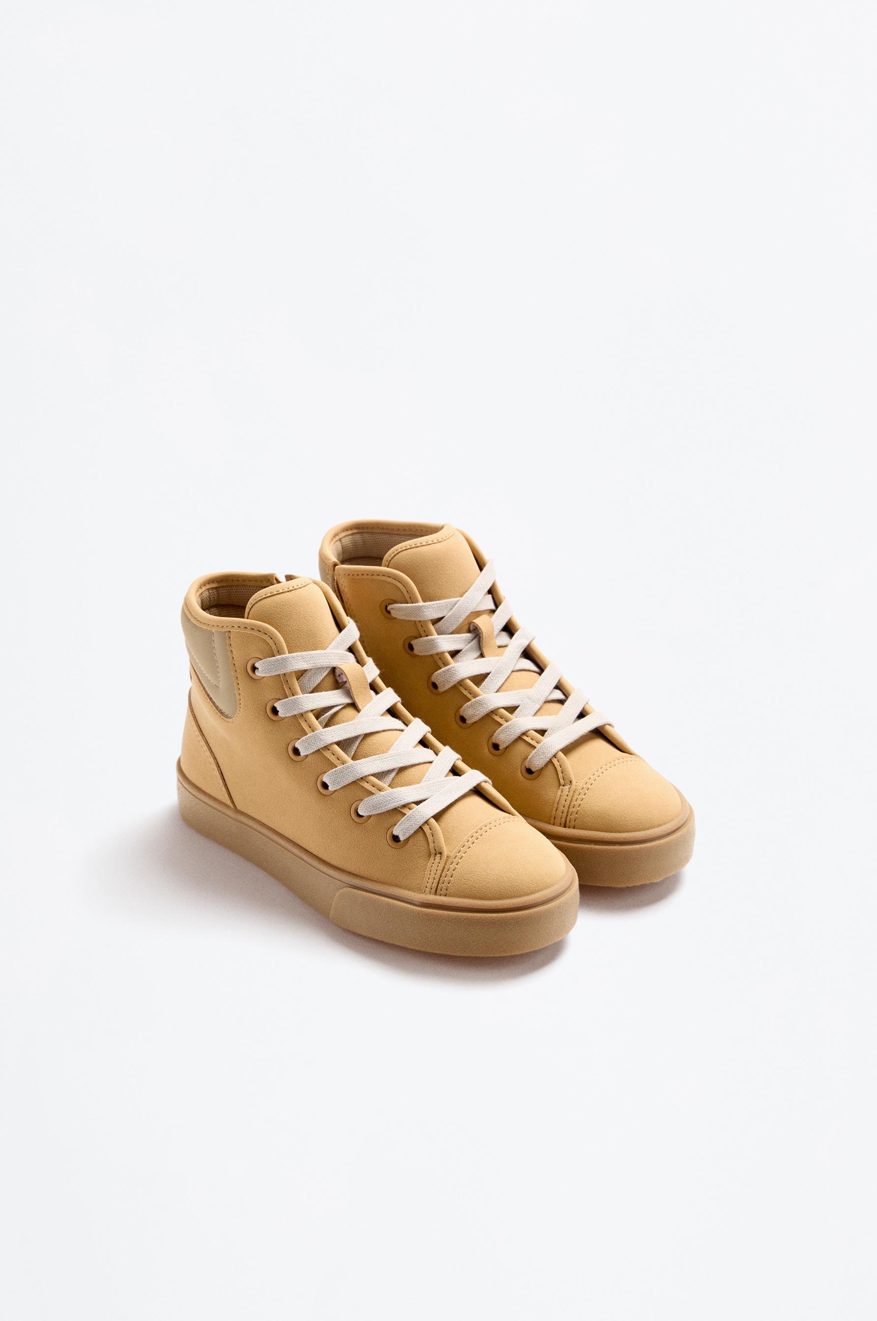 Zapatilla botín efecto suede