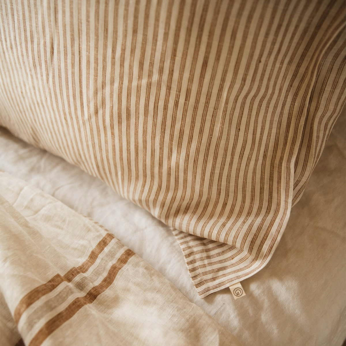 LA CABANE - Taie d'oreiller en lin lavé fines rayures café/milk 50x75