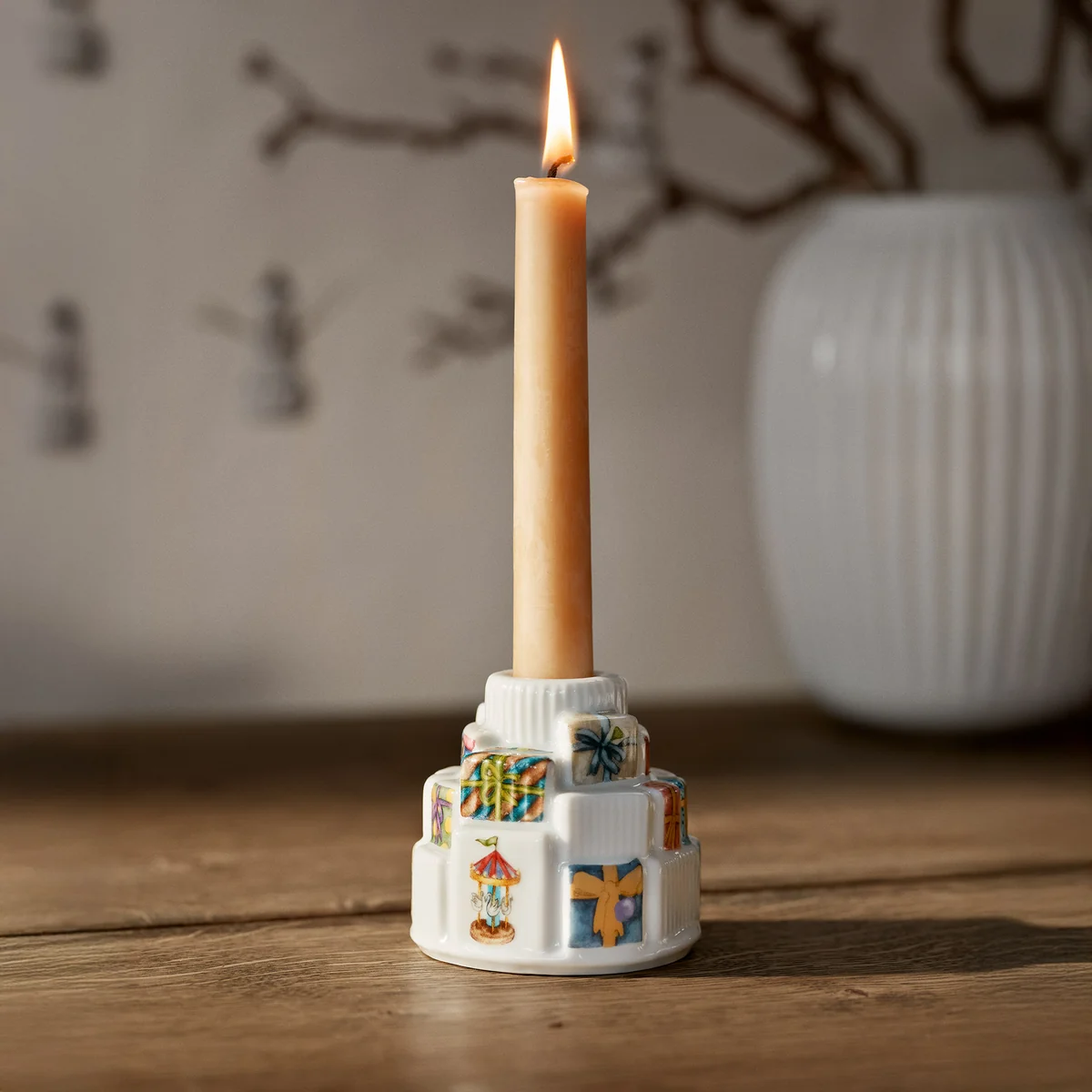 Kähler Design - Hammershøi Kerzenständer mit Geschenkemotiv, Ø 7,5 cm, weiß /mehrfarben