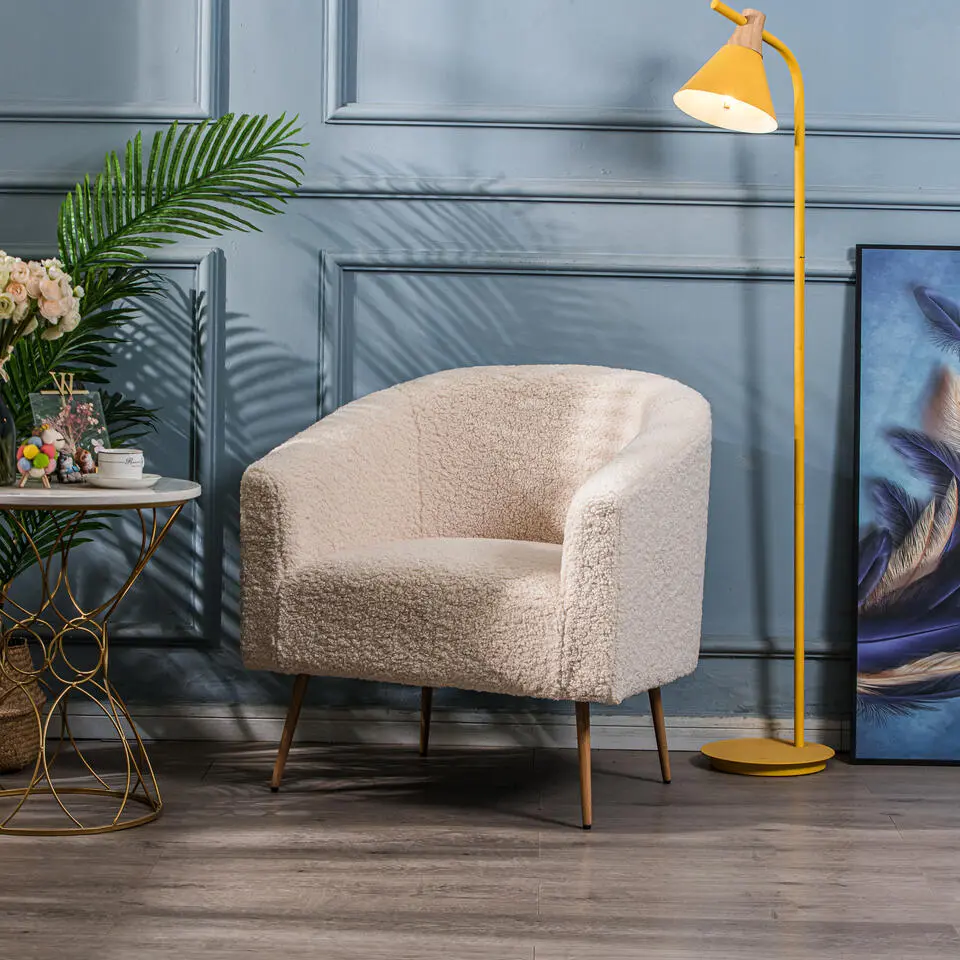 Salonstoel van metaal en witte lussen