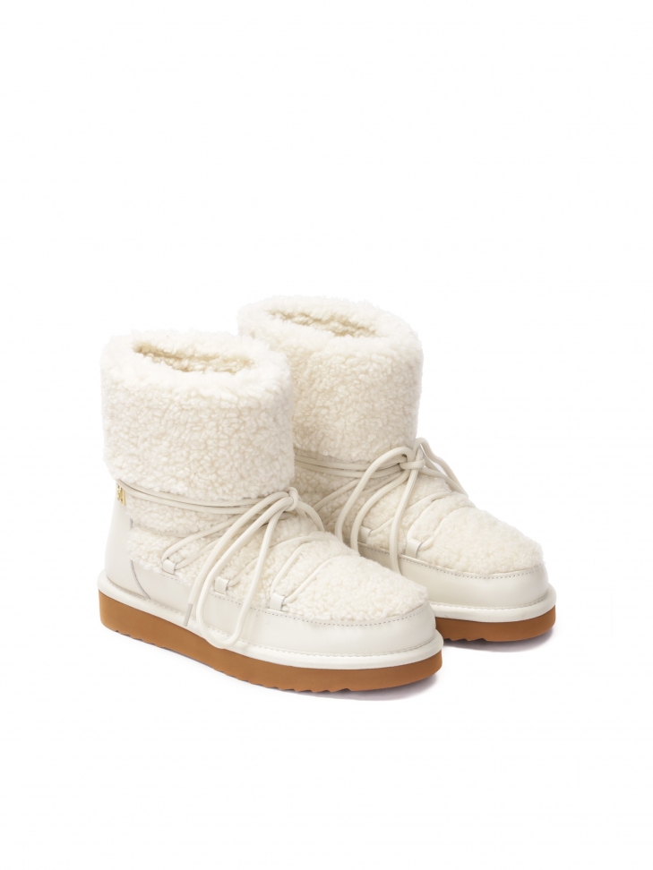 Cream snow boots on a brown sole