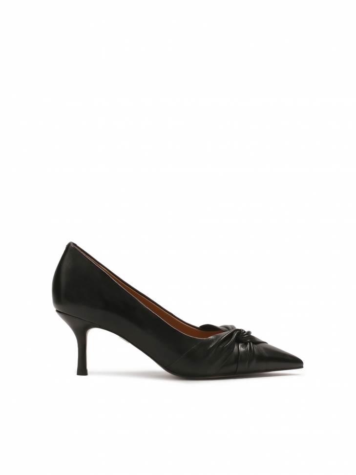 Black pumps with interlaced embellishment