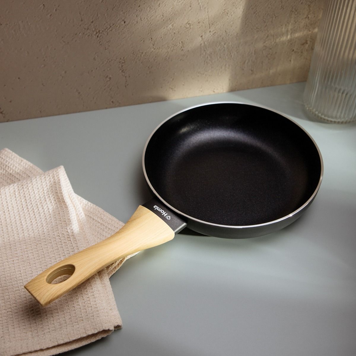 Patelnia B2 ALBERO ESSENTIALS czarna 20 CM