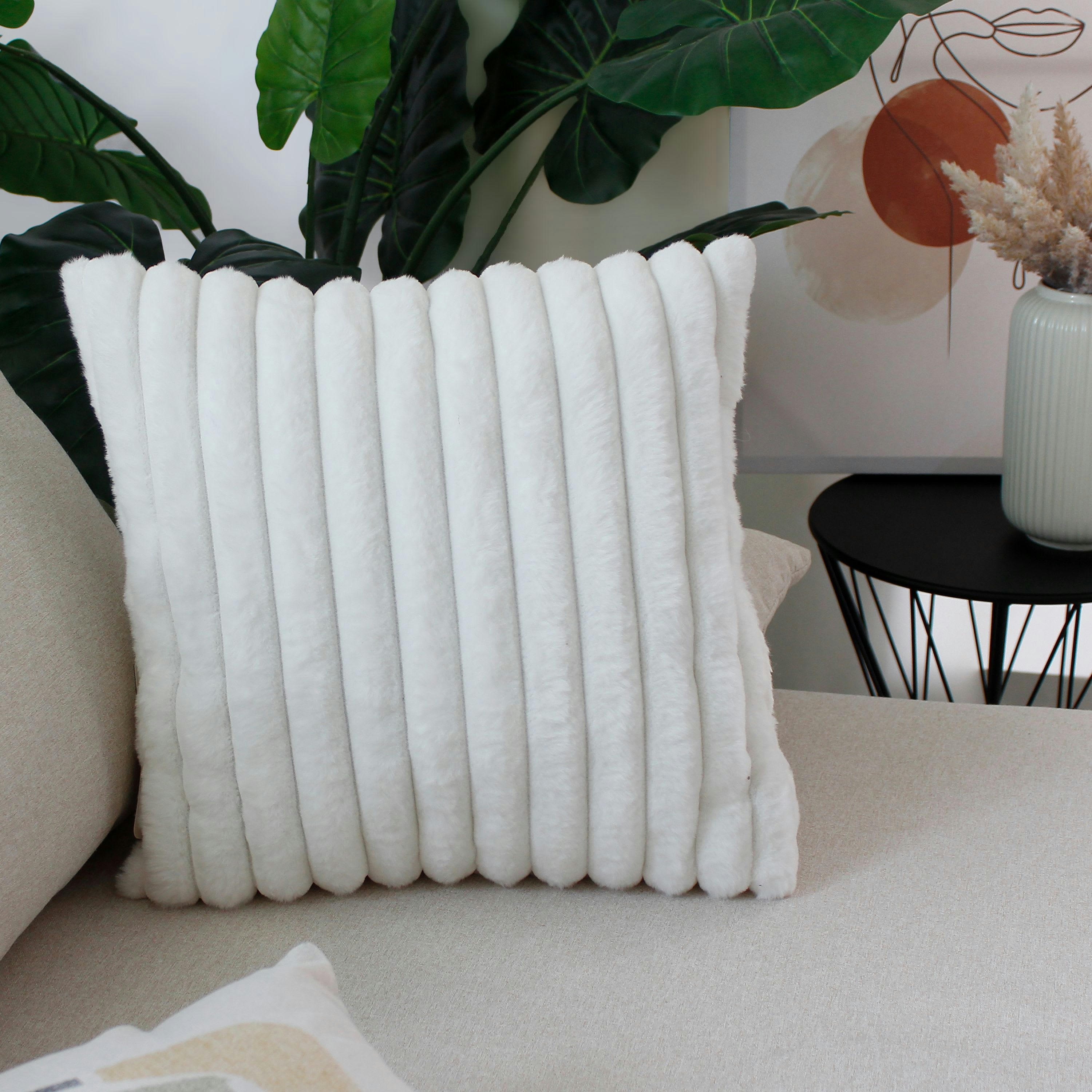 SELA - Coussin sela effet fourrure côtélée 40 x 40 cm blanc