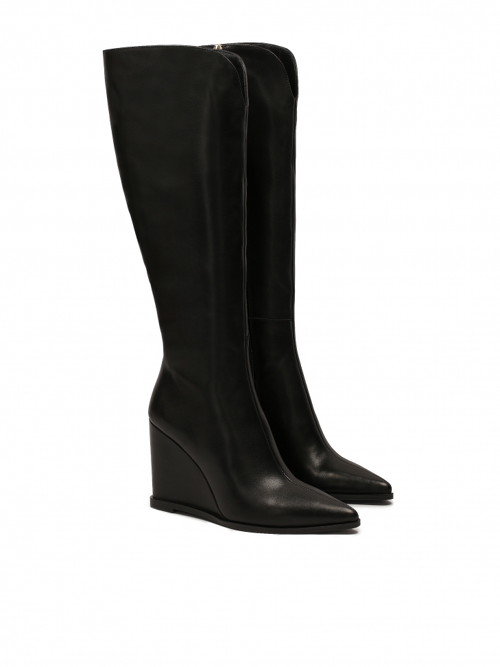 Leather boots on a platform with a pointed toe