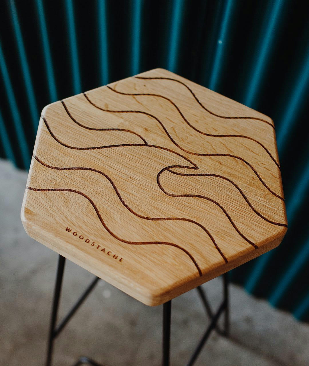 WAVE - Tabouret en chêne massif gravure Wave H48,5 cm