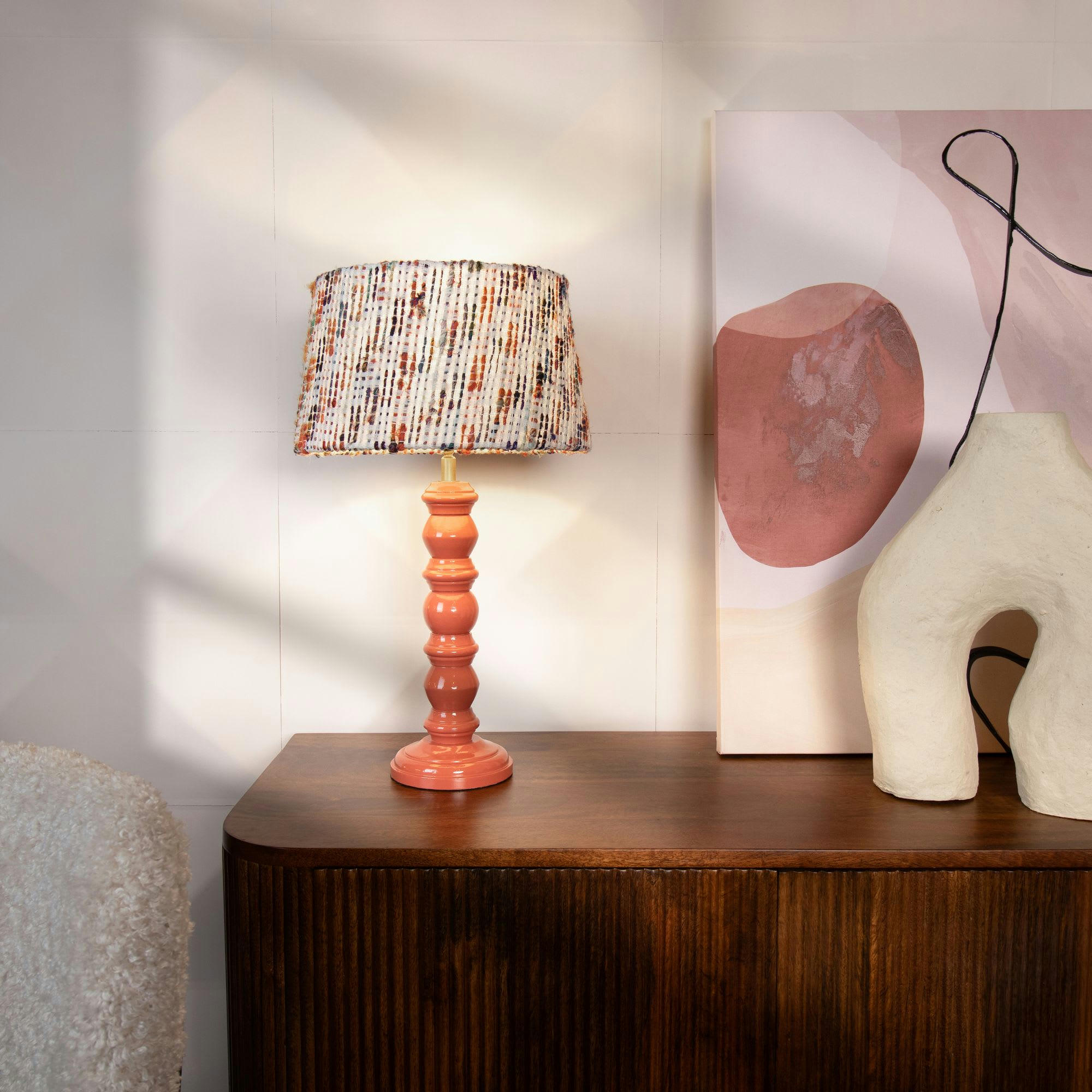 ROMY - Lampe à poser en bois terracotta et abat jour en tissu h39cm