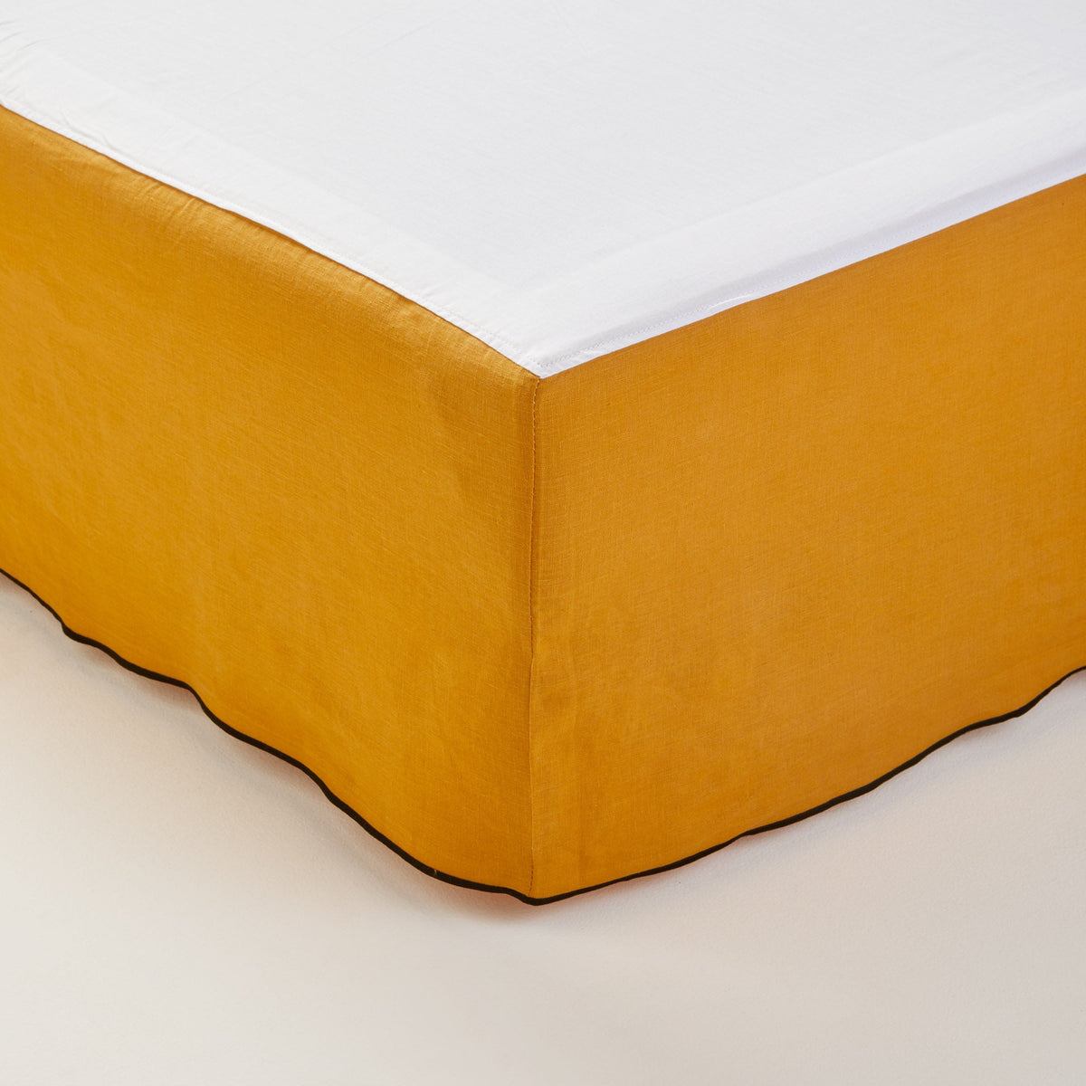 Madura Hoes voor boxspring Carlina oker en zwarte hommel 160x200 cm