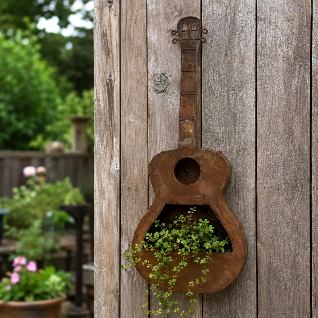 Guitar Wall Planter Birdhouse for Garden Lovers, Rustic Metal Outdoor Wall Decor, 2-in-1 Garden Accent
