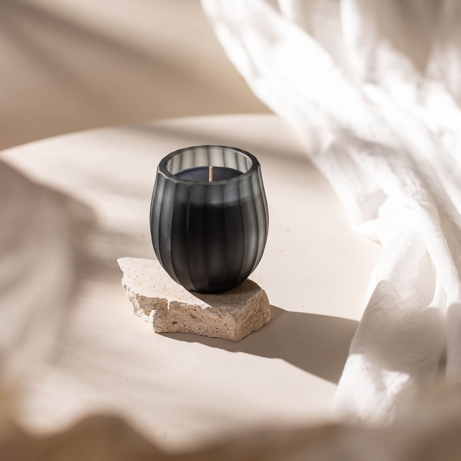 Atelier by ipuro Duftkerze Gris Schwarz, 0,245 kg