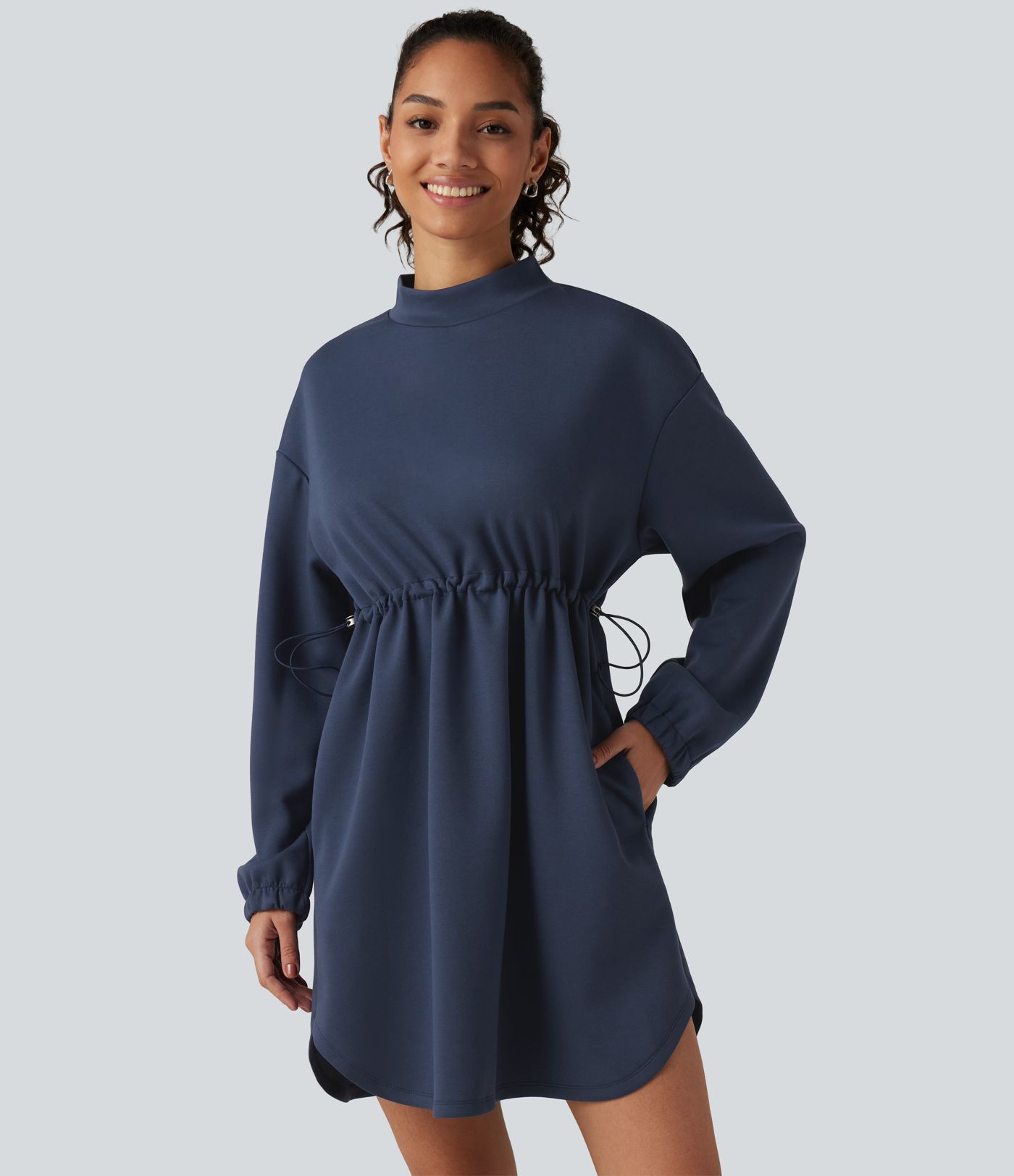 Robe mini à col montant, manches longues, cordon de serrage et poches