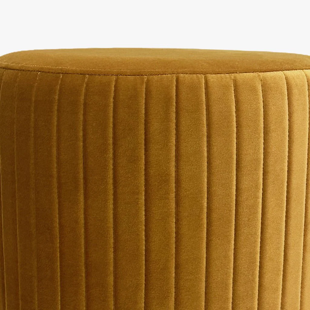 Pouf Mostarda de Veludo com riscas em dourado ANDRIA