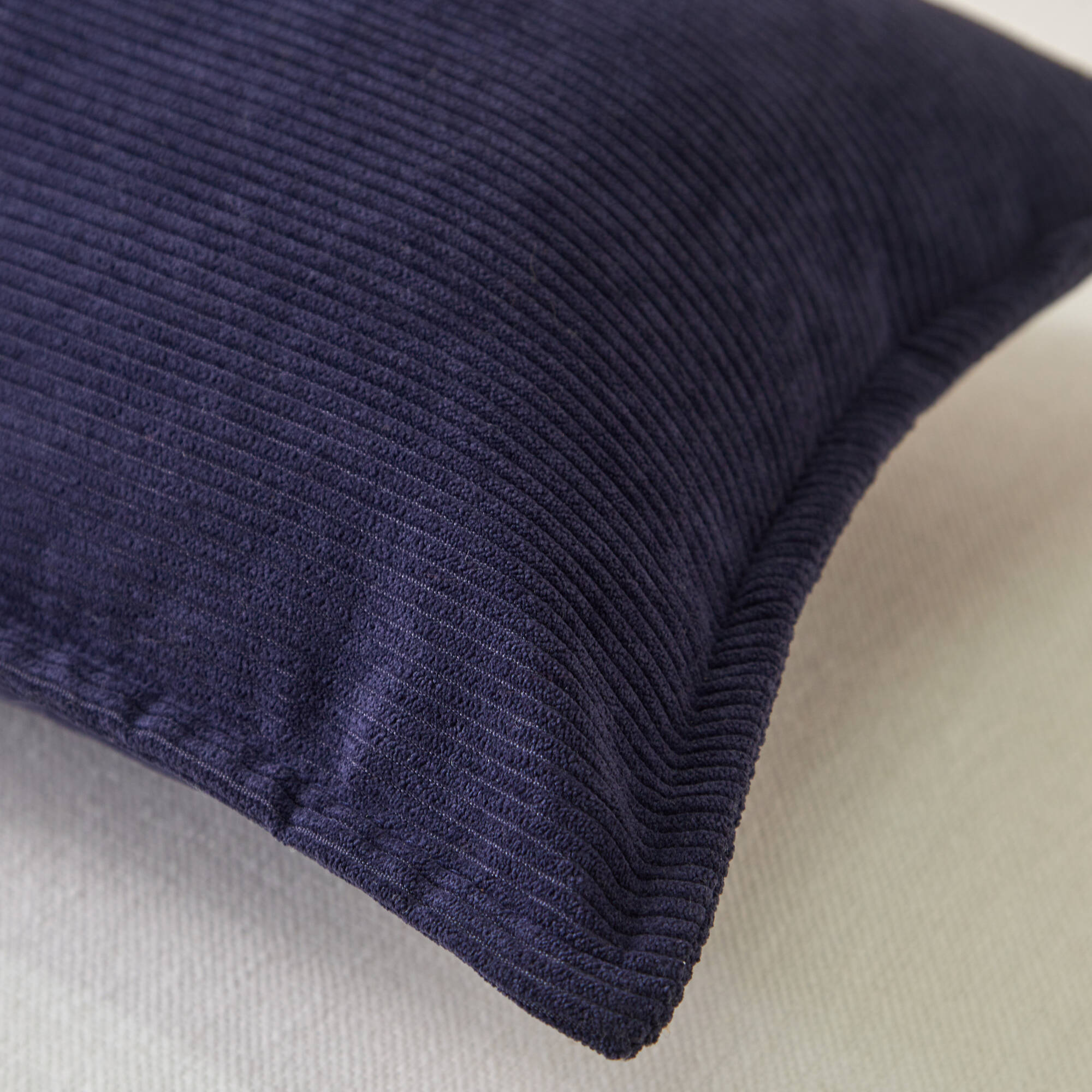 Coussin uni velours c&ocirc;telé