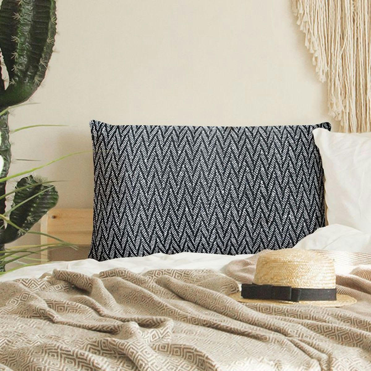 ESCAPADE - Coussin ethnique motif chevron blanc et noir 60x40