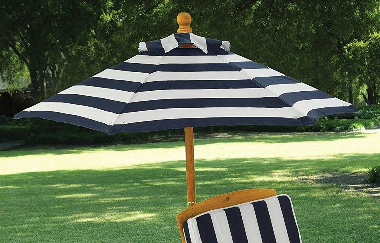 - Chaise longue d'extérieur pour enfant avec parasol bleu