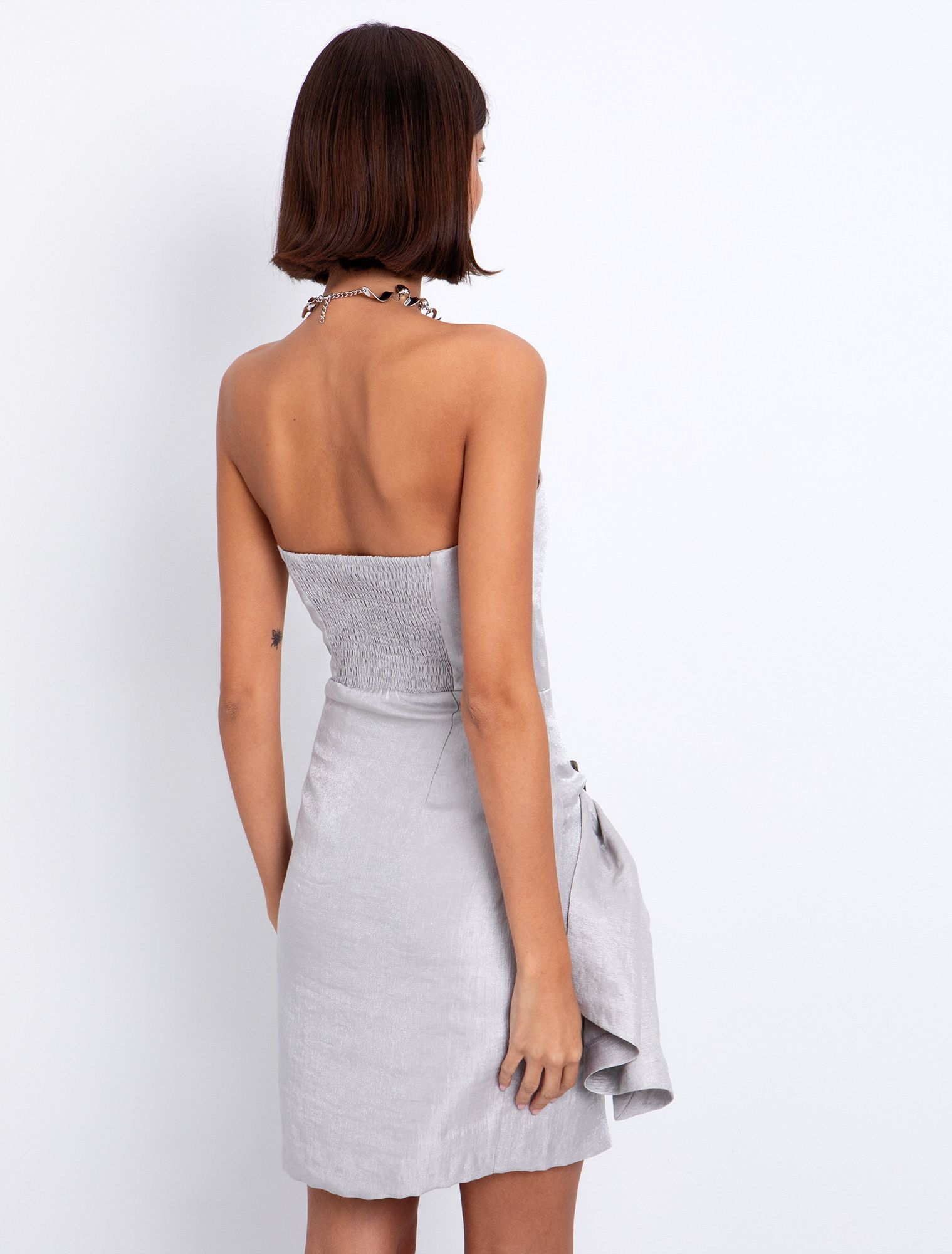 Strapless φόρεμα με μεταλλικό στοιχείο