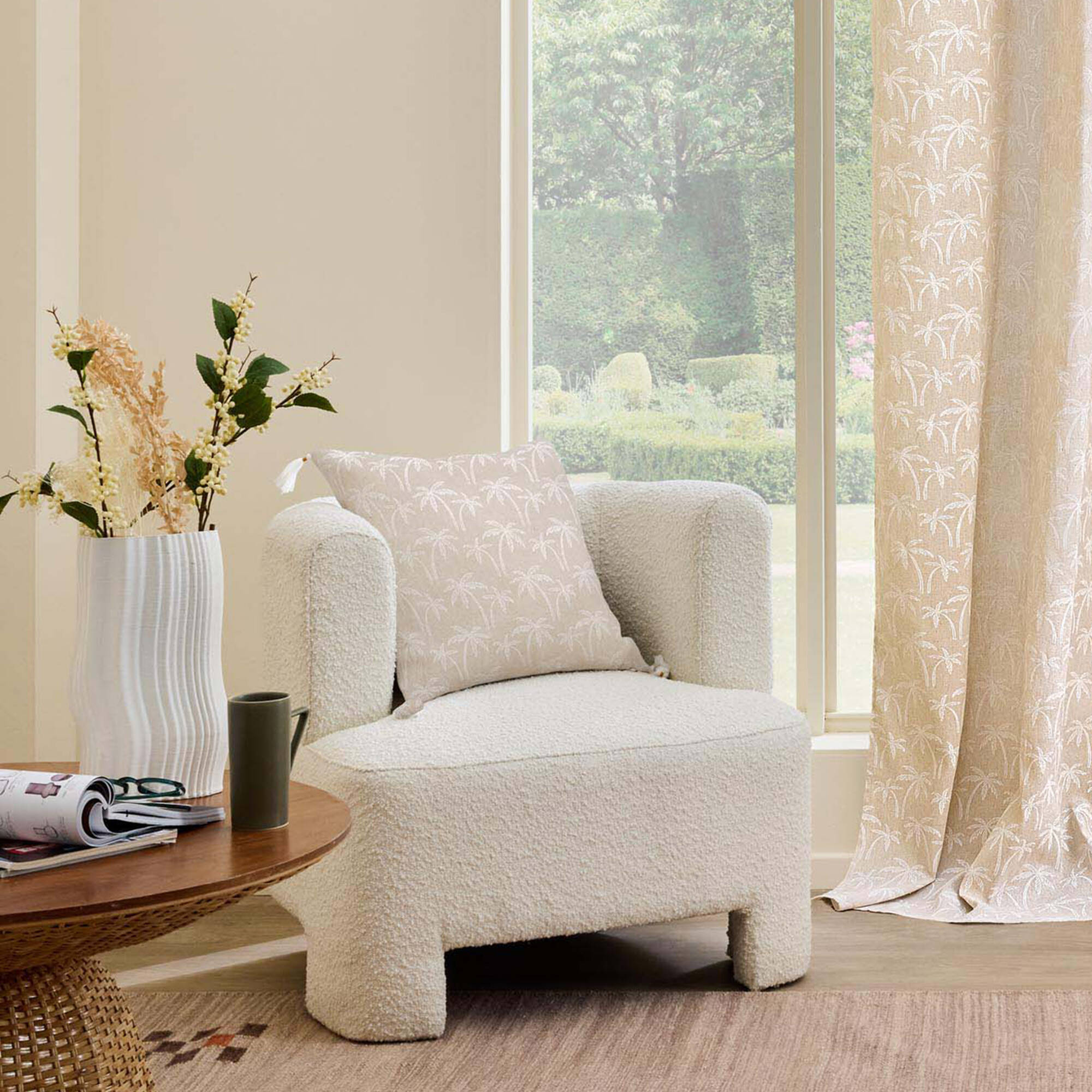 Coussin imprimé palmiers et pompons