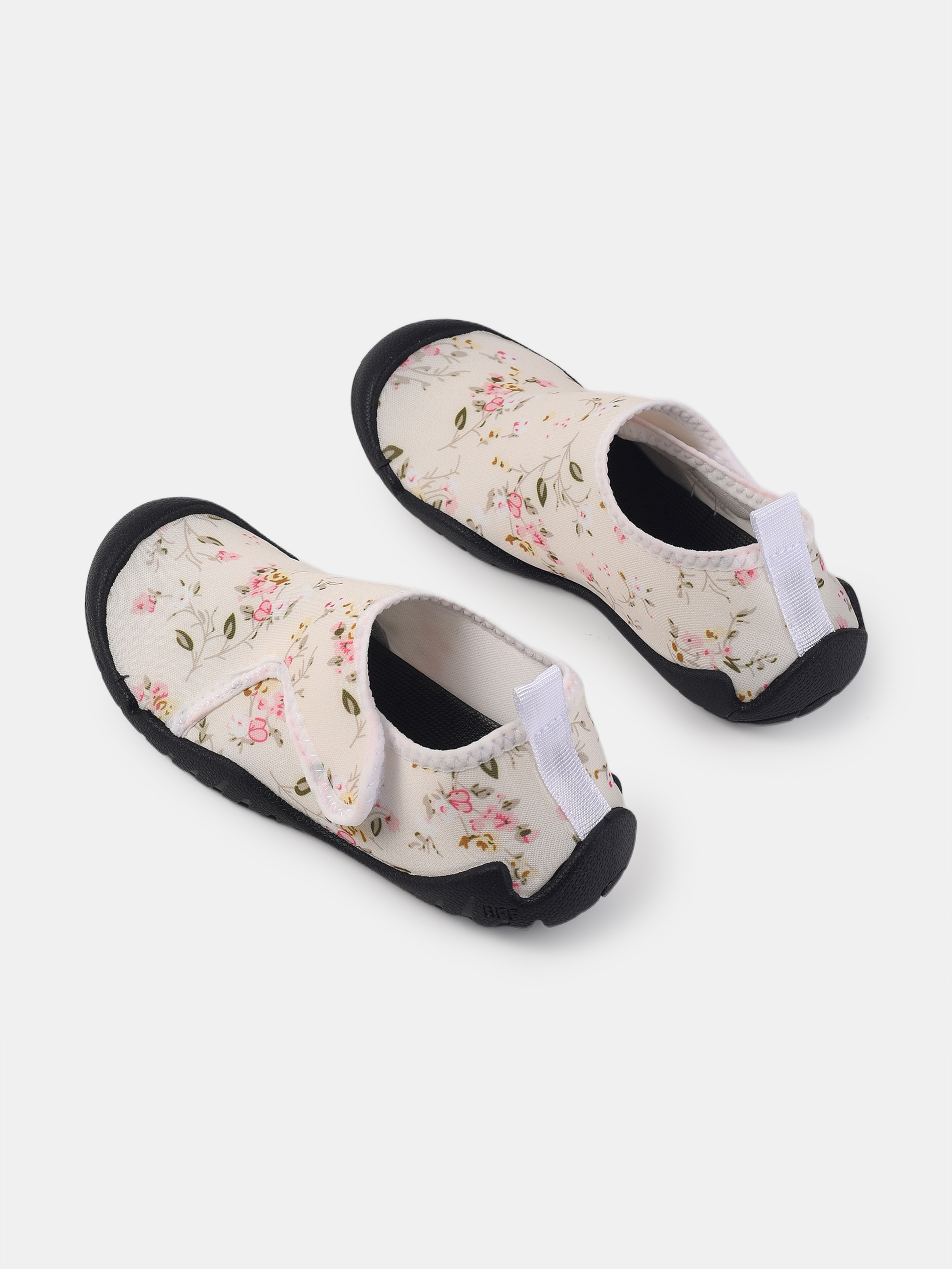 Buty plażowe z motywem kwiatowym