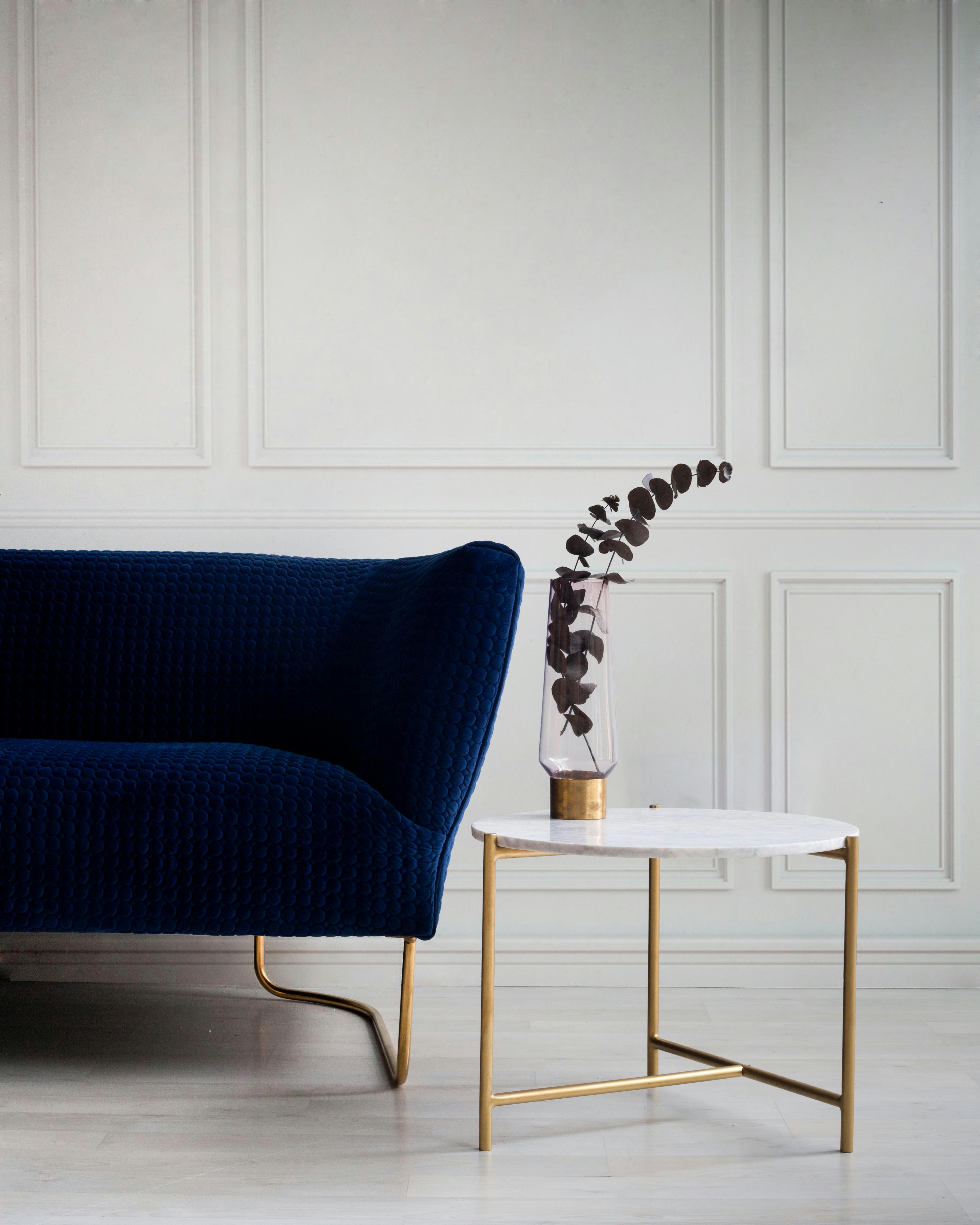 MORGANS - Table métallisée en marbre et fer blanc.