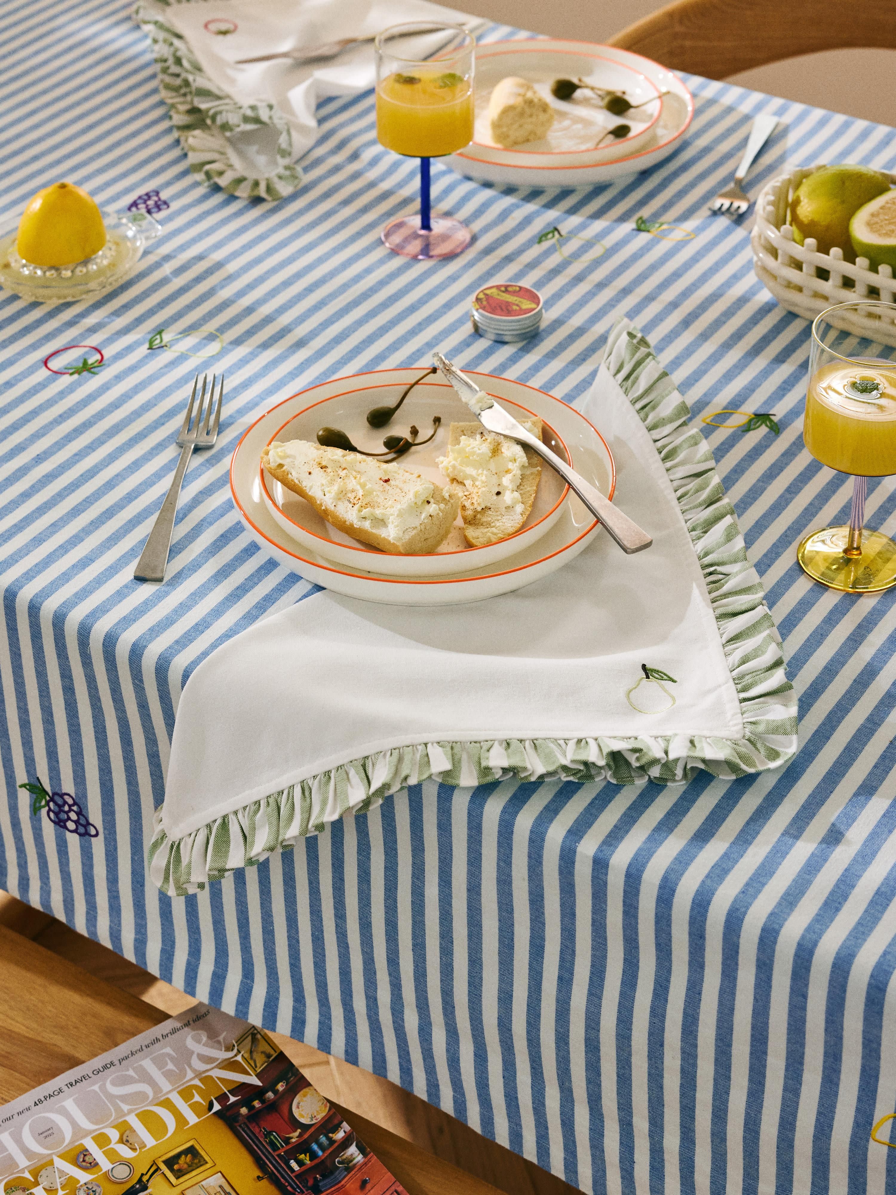 Stoffservietten Melony mit gestickten Motiven und Rüschen, 4er-Set