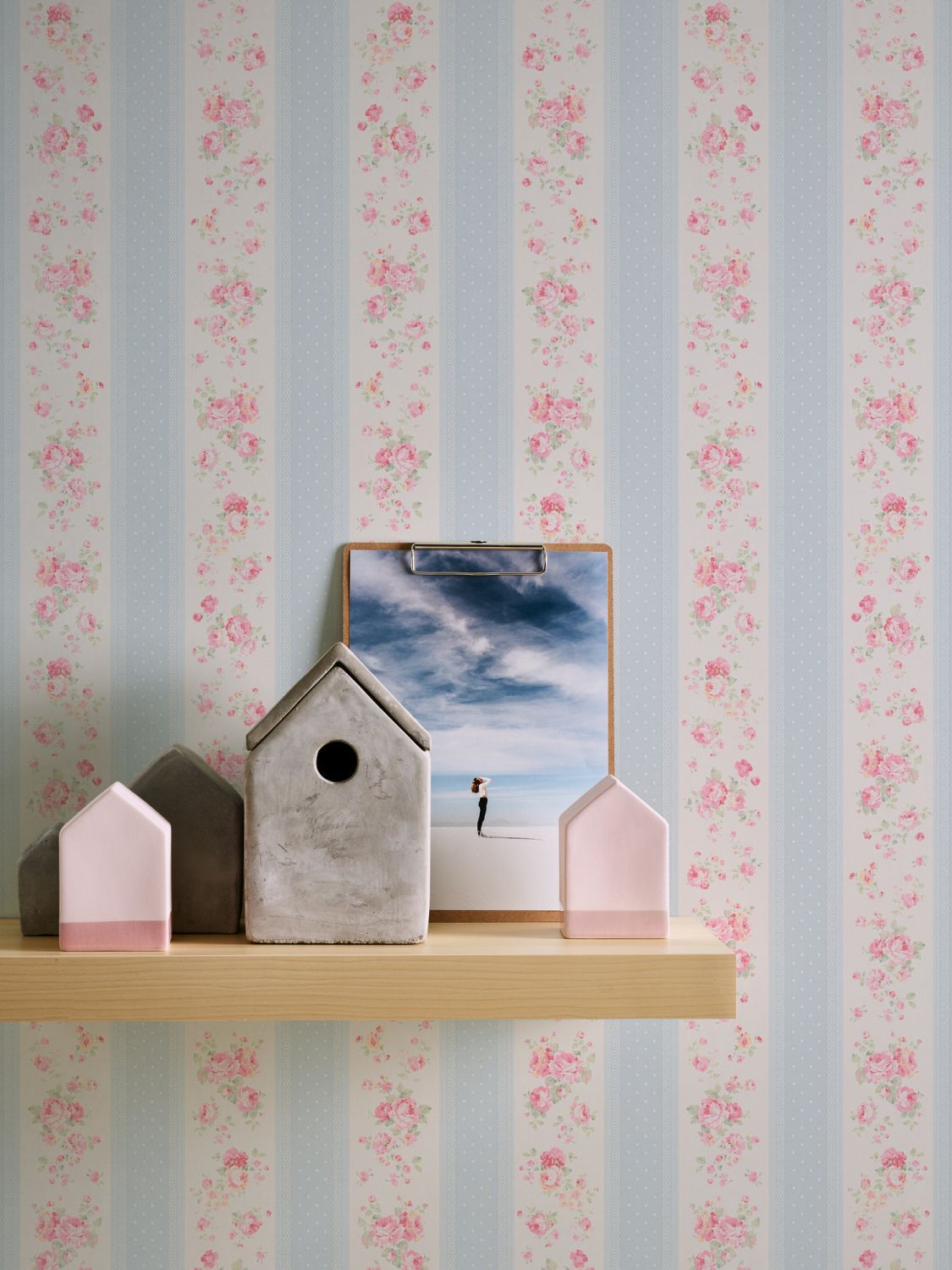 Livingwalls behang bloemmotief blauw, wit en roze - 53 cm x 10.05 m - AS-390691